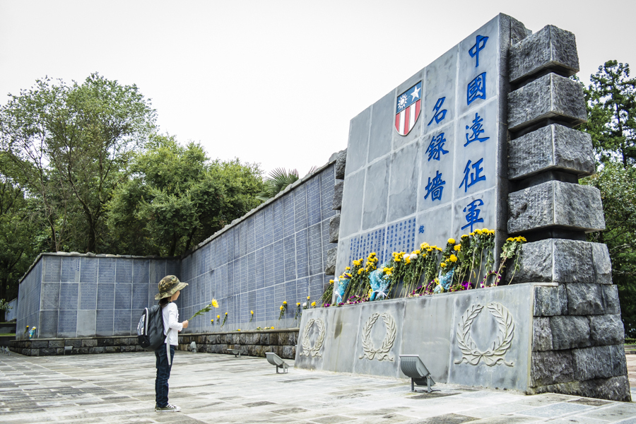 6岁女孩游历抗战纪念地照片走红网络(图)