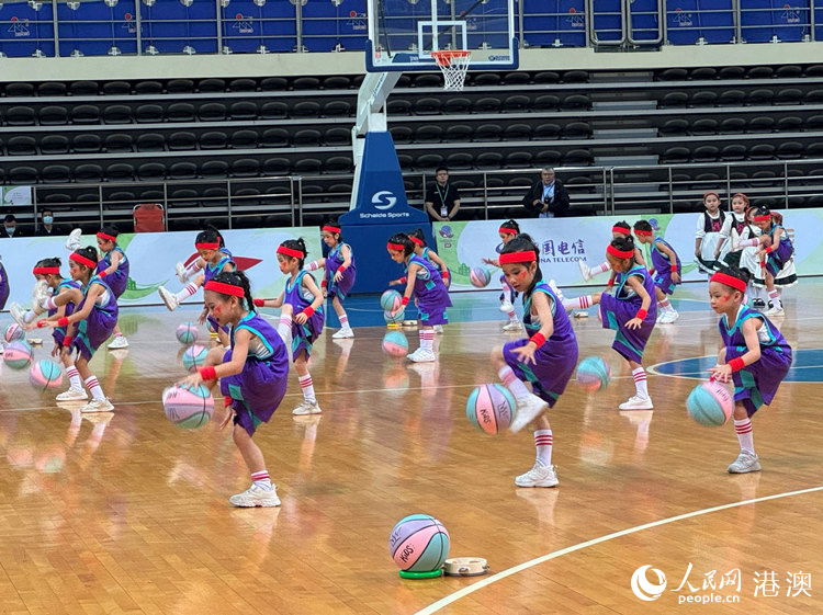 澳门小幼学生在开幕式上表演儿童篮球操。人民网记者 富子梅摄