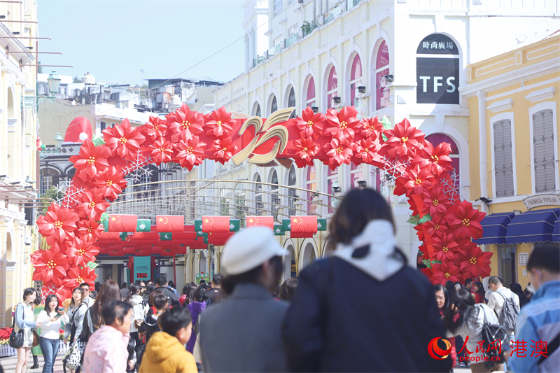 澳门特区大街小巷披红挂彩，洋溢喜庆气氛。（人民网 吴宇扬扬 摄）