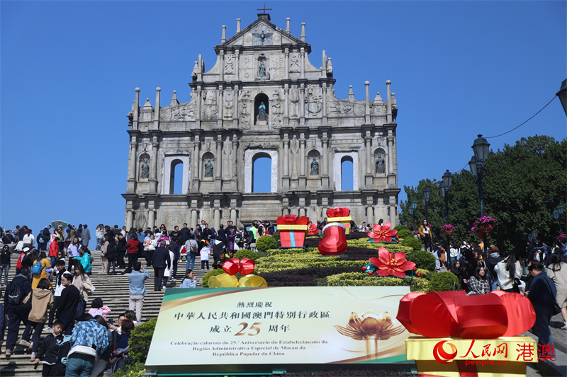 大三巴牌坊前立起慶祝澳門回歸祖國25周年的招牌。（人民網 吳宇颺颺 攝）