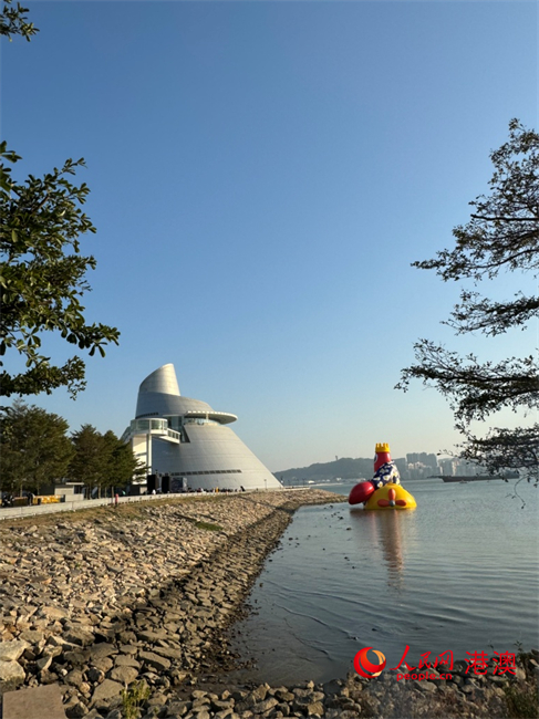 “龙虾先生”让观众聚焦澳门海岸线，欣赏海滨城市的独特美景。（本报记者富子梅摄）