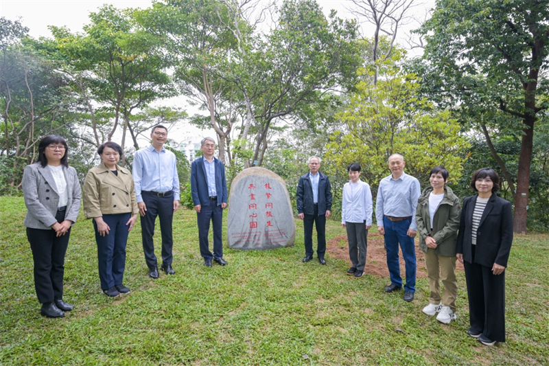 图为刻有“枝繁同根生 共画同心圆”的石碑揭幕。（澳门特区政府新闻局供图）