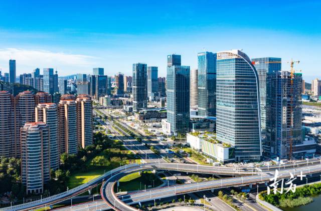 横琴环岛东路高楼林立。 横琴环岛东路高楼林立。